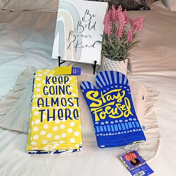 Tabitha Brown Oven Mitt & Dish Towels Stay Focused trend - Picture 3 of 9